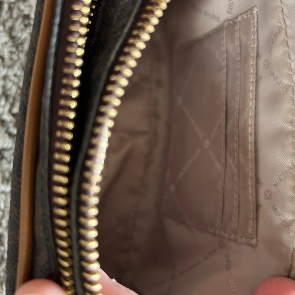 Michael Kors handbag  & small wallet- crossover-in EXCELLENT condition - Picture 5 of 7